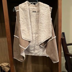 NWOT faux fur vest in medium.